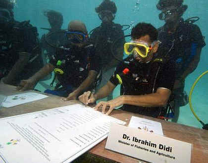 maldivian-underwater-meeting.jpg (34750 bytes)