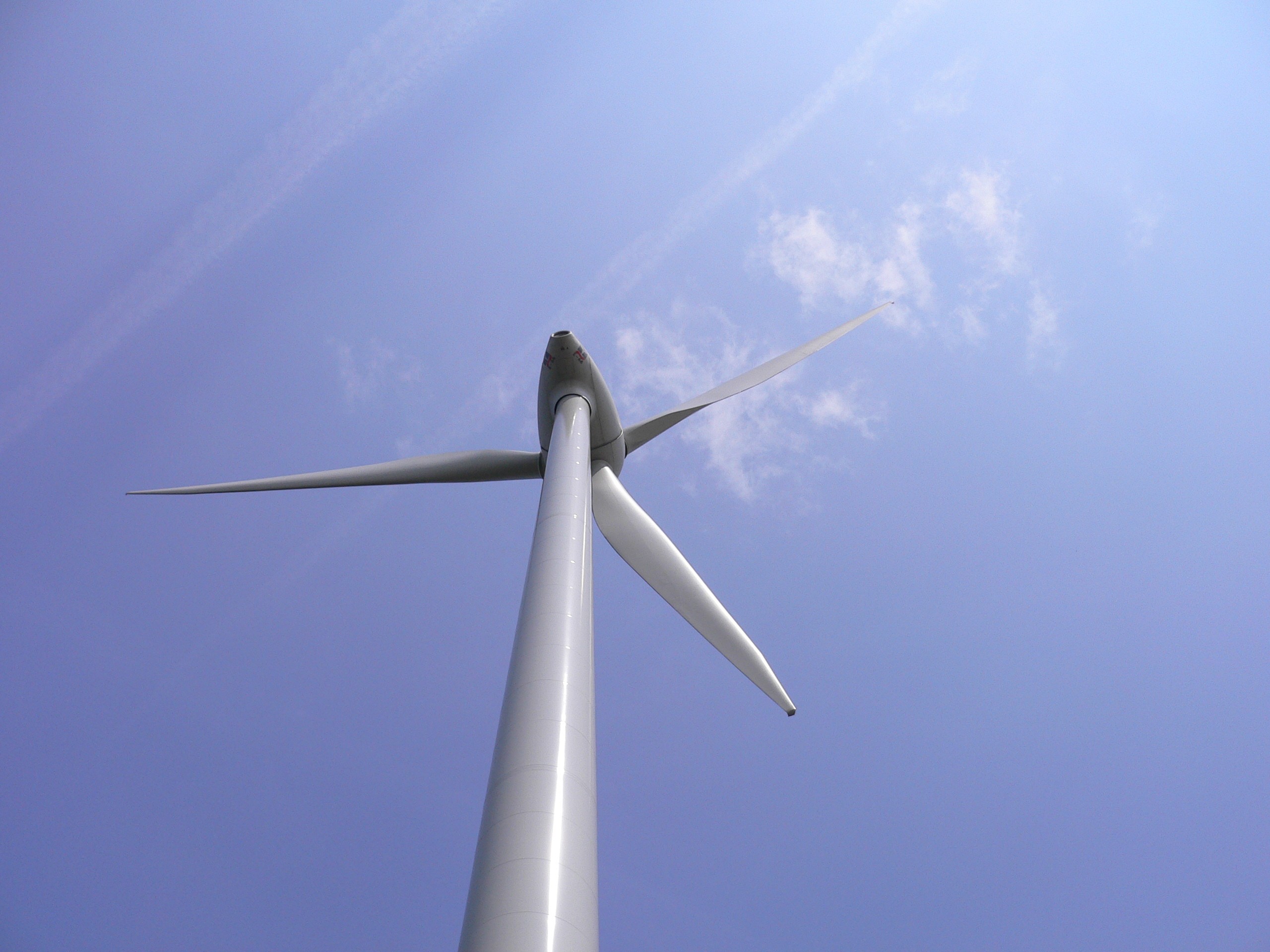 n0067.003.dagenham wind turbines.JPG (728983 bytes)