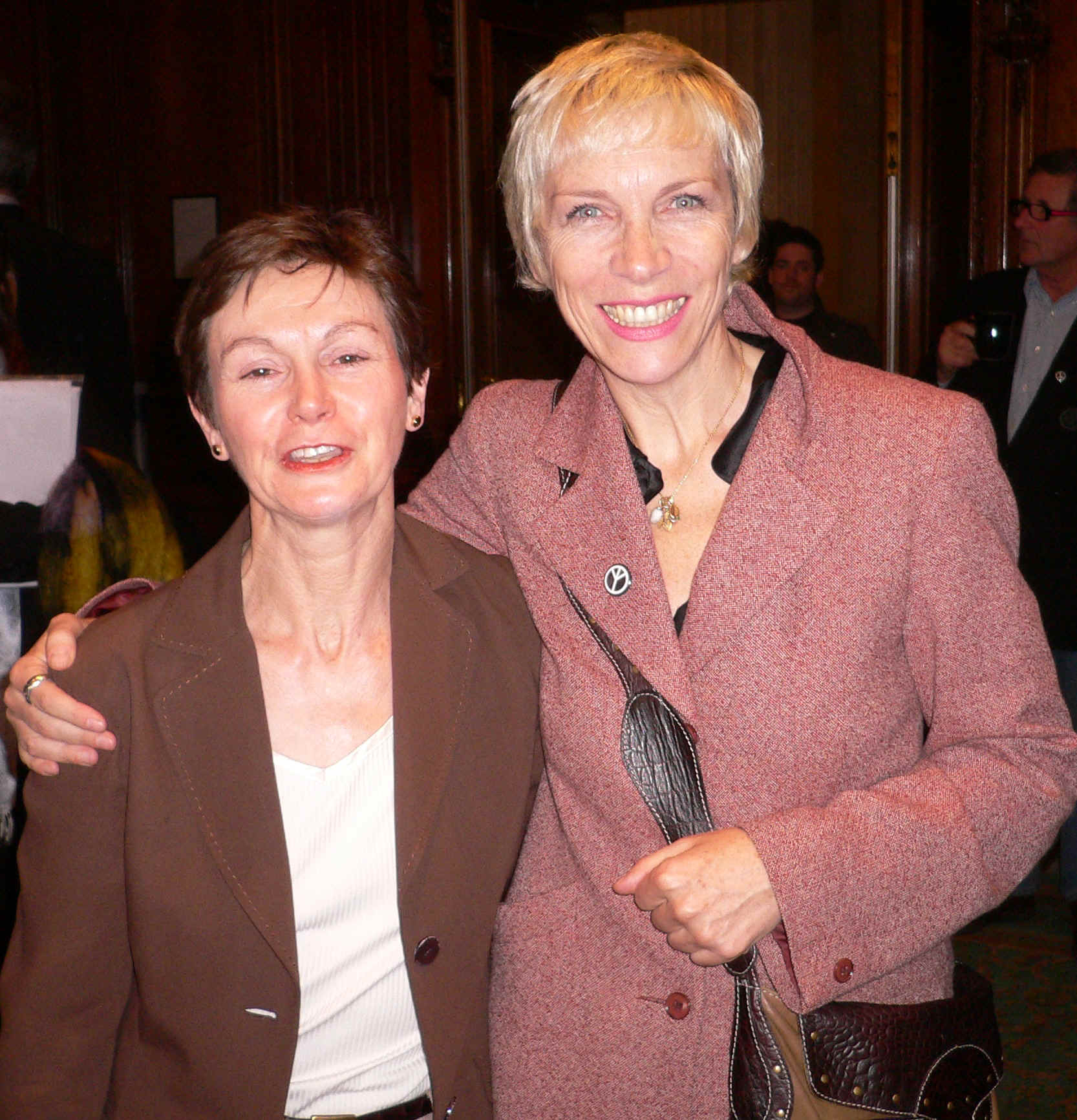C0729T.LJ with Annie Lennox 14.03.07 CROPPED and COMPRESSED.JPG (1263760 bytes)