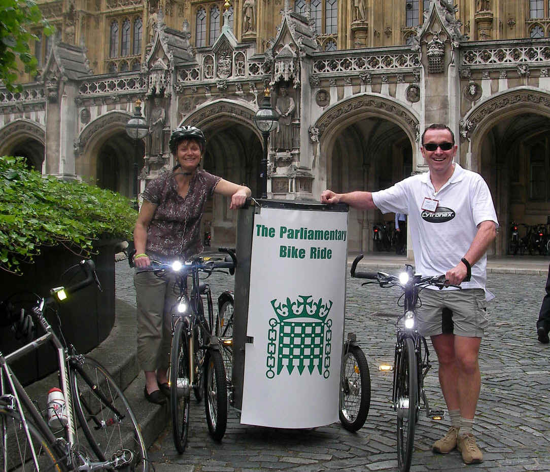 Lynne.parly bikeride.june 08.NewPalaceYard1.jpg (336628 bytes)