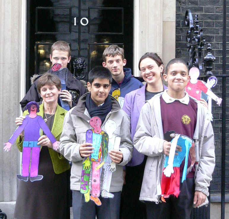 Selly Oak School Visit outside #10 28.11.06CROPPED and COMPRESSED.JPG (127381 bytes)